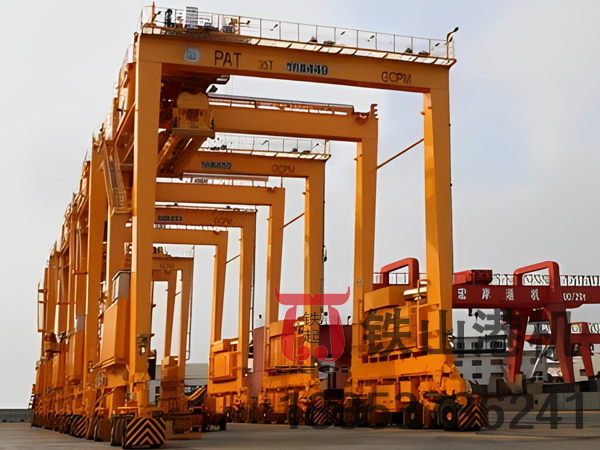 江蘇泰州輪胎式集裝箱龍門吊廠家夜間智能照明系統(tǒng)保障24小時(shí)高效運(yùn)轉(zhuǎn)